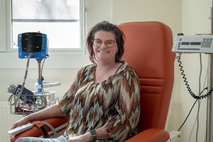 Margriet Timmer In Stoel Dagbehandeling Immuuntherapie Beatrixziekenhuis