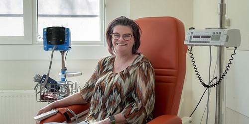 Margriet Timmer In Stoel Dagbehandeling Immuuntherapie Beatrixziekenhuis