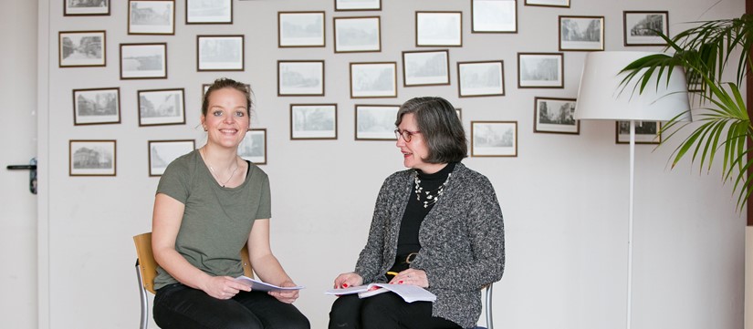 Logopediste zit naast cliënt met afasie