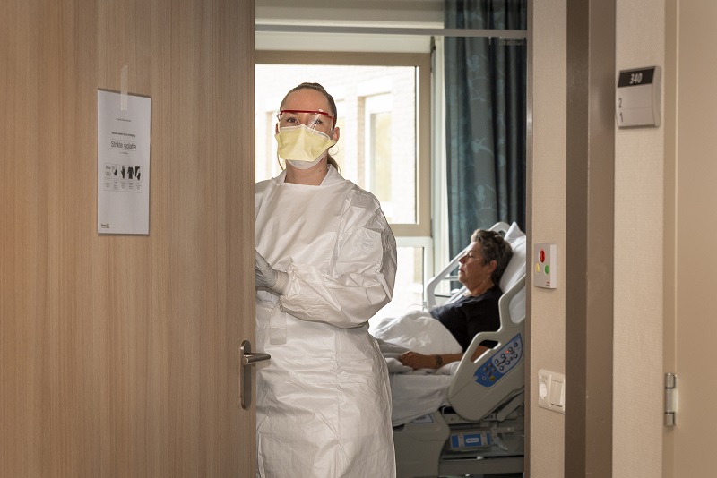Coronaverpleegkundige in deuropening