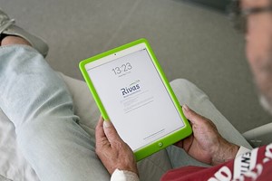 Man Met Tablet In Zijn Hand